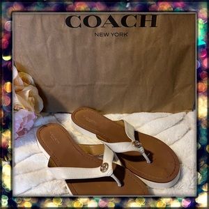 [Coach] Shelly Sandal